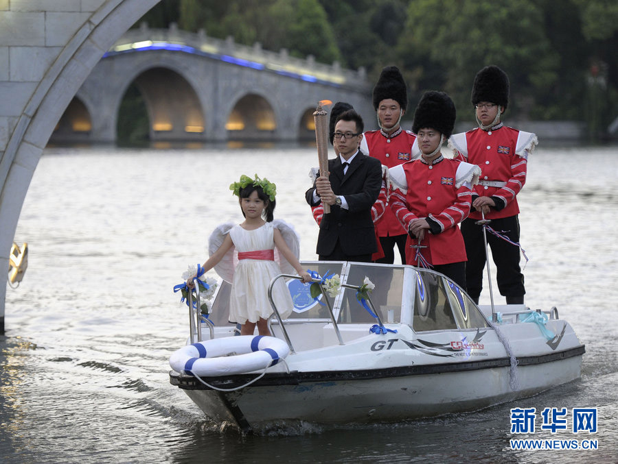 A man in the eastern Chinese city of Nanjing adopts David Beckham’s way of escorting Olympic torch to make a proposal. (Photo/Xinhua)