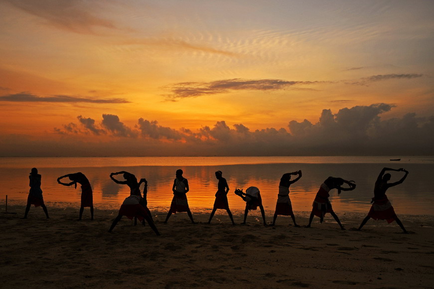 “Marseille warriors”, a women cricket team warms up beside Mombasa beach, Kenya on May 6, 2012. The team members who advocate healthy lifestyle and educate the youth about AIDS actively participate in protecting women’s right in their community. (AFP/ Carl de Souza)