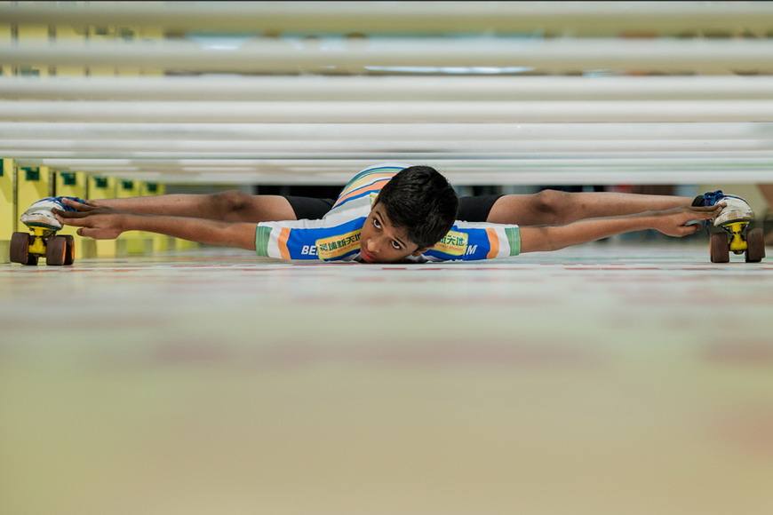 Holohan, an 11-year-old Indian boy, performs skating in a large shopping centre in Hong Kong, China on July 9, 2012. He aims to encourage the elderly people to do exercise regularly. (AFP/Philippe Lopez)