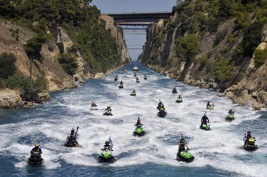 Candidates drive through Corinth Canal during water motorboat racing in Corinth, Greece on June 5, 2012. This canal connects Peloponnesian with the mainland of Greece. (AFP/Louisa Gouliamaki) 