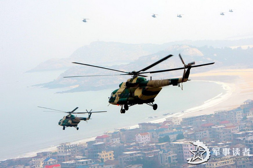 Helicopters flying in formation above the sea. (Reader.chinamil.com.cn/Xiao Qingming)