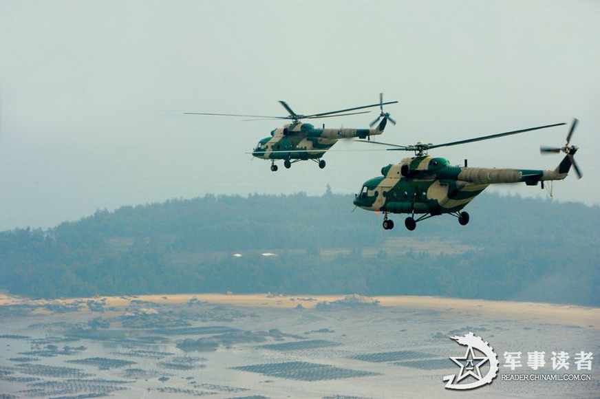 Helicopters flying in formation above the sea. (Reader.chinamil.com.cn/Xiao Qingming)