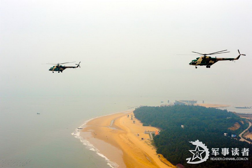 Helicopters flying in formation above the sea. (Reader.chinamil.com.cn/Xiao Qingming)