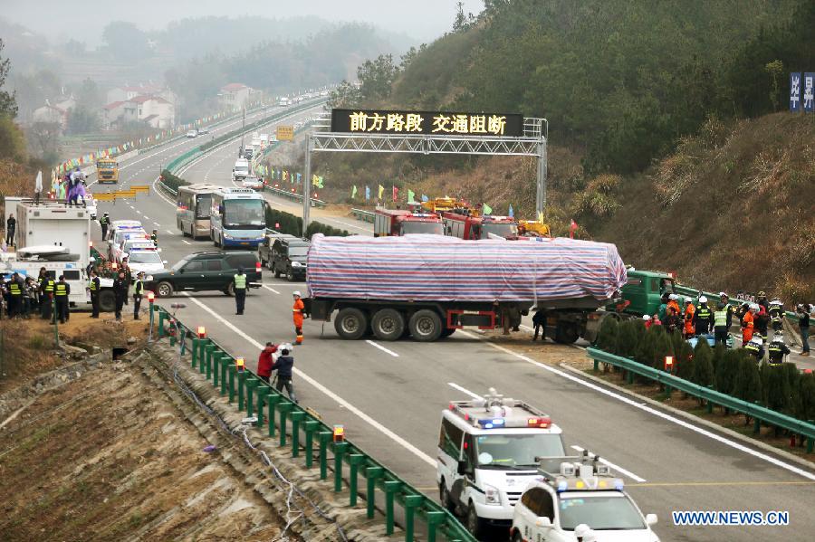 Photo taken on Dec. 13, 2012 shows the scene of the 2012 highway traffic emergency drill in Yingshan County, central China's Hubei Province. The drill held on Thursday involved over 800 personnel from armed police, fire control, medical rescue and other departments. (Xinhua/Wan Xiang) 