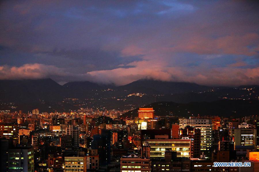 Photo taken on Dec. 13, 2012 shows the night scenery of Taipei, southeast China's Taiwan, Dec. 13, 2012. (Xinhua/Xing Guangli)