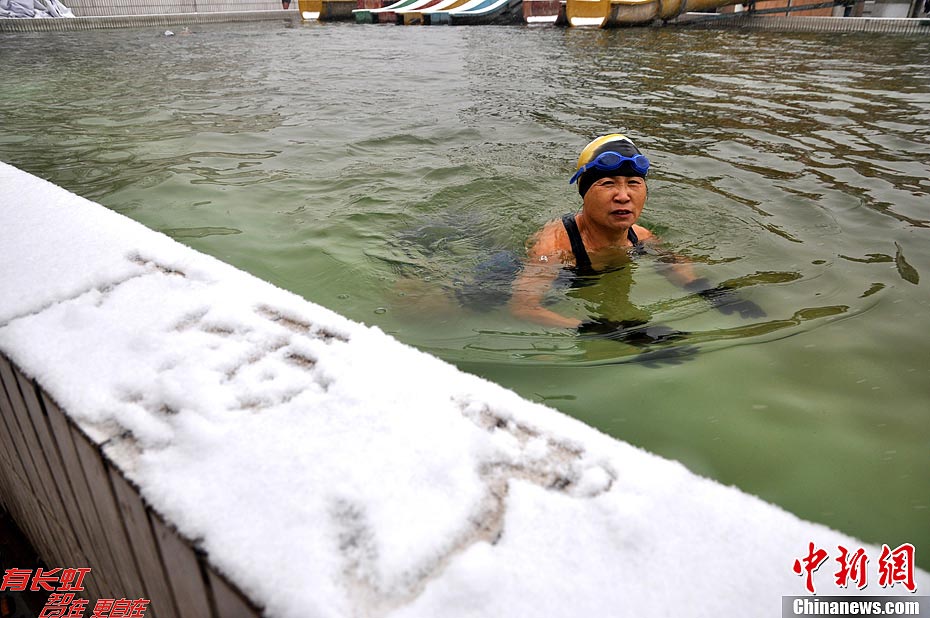 People swim in Handan, north China's Hebei Province on Dec. 13, 2012. Heavy snow battered parts of northern China on Thursday.(Photo/Chinanews.com)