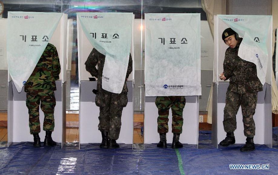 South Korean soldiers cast absentee ballots for the upcoming presidential election at a polling station in Seoul, South Korea, Dec. 13, 2012. The election will take place on Dec. 19. (Xinhua/Park Jin-hee)