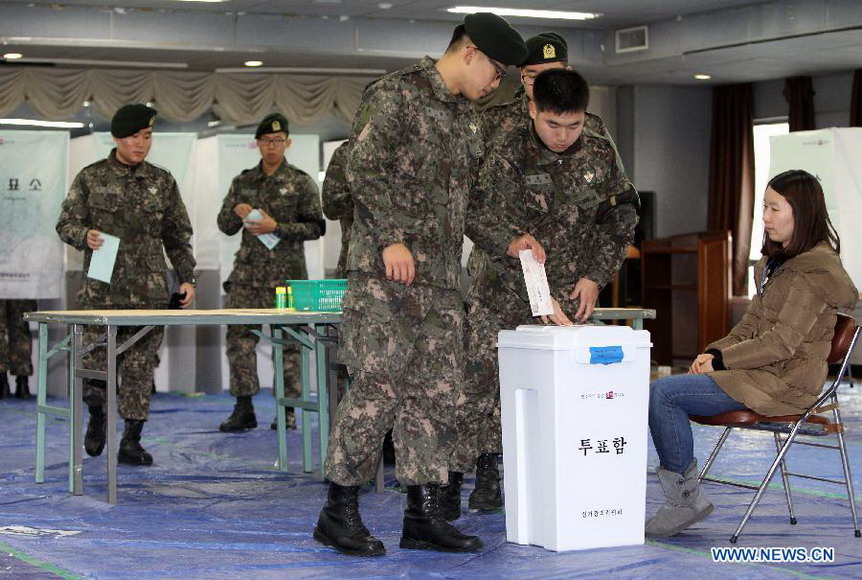 South Korean soldiers cast absentee ballots for the upcoming presidential election at a polling station in Seoul, South Korea, Dec. 13, 2012. The election will take place on Dec. 19. (Xinhua/Park Jin-hee) 