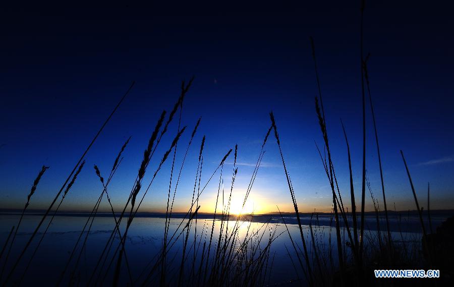 Photo taken on Dec. 12, 2012 shows the sunrise scenery of the Qinghai Lake in northwest China's Qinghai Province. The Qinghai Lake, China's largest inland salt water lake, presents a beautiful scenery in winter. (Xinhua/Zhang Hongxiang)