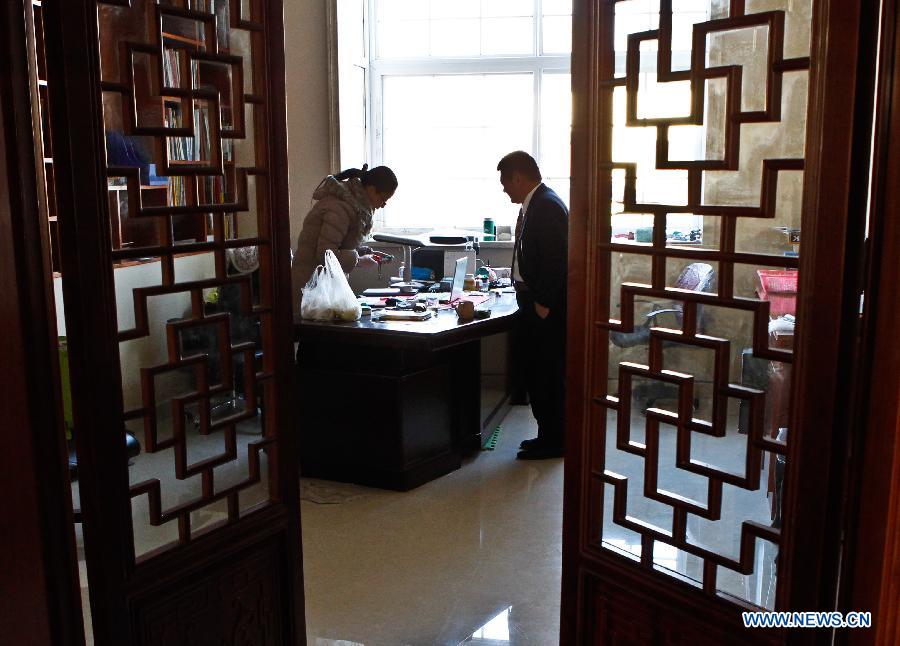 Taiwanese sculptor Hung Fu-shou (R) and his wife Gao Mei work at their company in Taizhou, east China's Jiangsu Province, Dec. 9, 2012. Hung Fu-shou and Gao Mei, who came from Nanjing City of Jiangsu Province, first met each other 18 years ago and got married two years later. (Xinhua/Xue Dongmei)