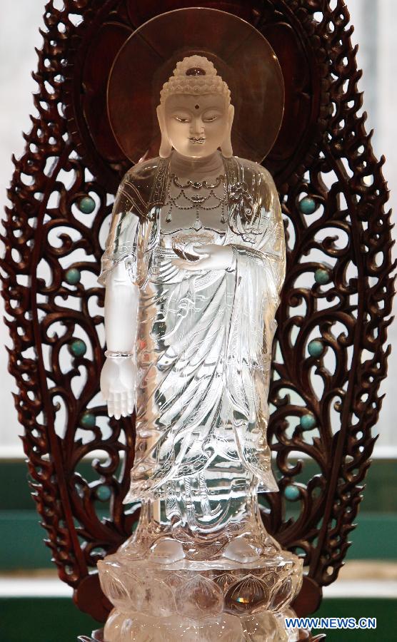 Photo taken on Dec. 8, 2012 shows a crystal Buddhist sculpture of Taiwanese sculptor Hung Fu-shou in Taizhou, east China's Jiangsu Province. (Xinhua/Chen Lin)