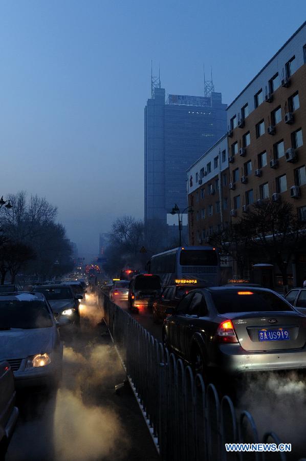 Vehicles are stranded due to heavy fog at a street in Changchun, capital of northeast China's Jilin Province, Dec. 14, 2012. Heavy fog covered some parts of Changchun on Friday.(Xinhua/Zhang Nan)