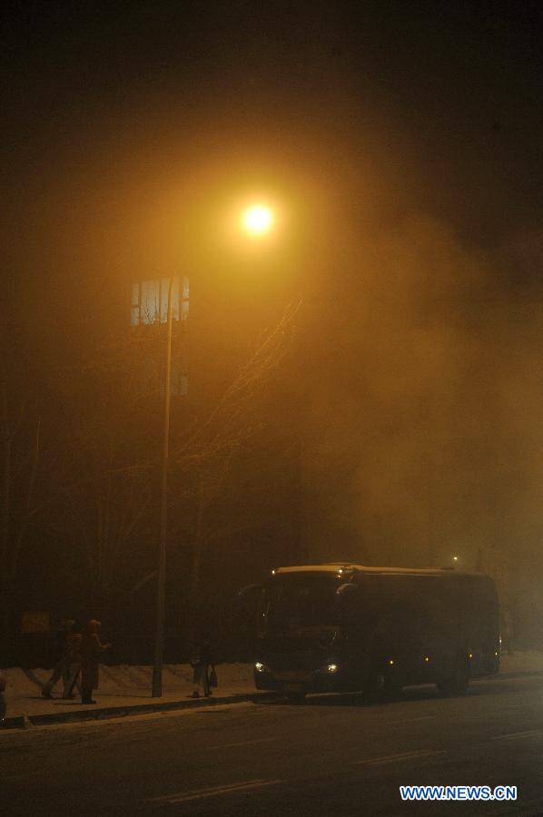 Photo taken on Dec. 14, 2012 shows a bus shrouded in fog in Changchun, capital of northeast China's Jilin Province. Heavy fog covered some parts of Changchun on Friday.(Xinhua/Zhang Nan)