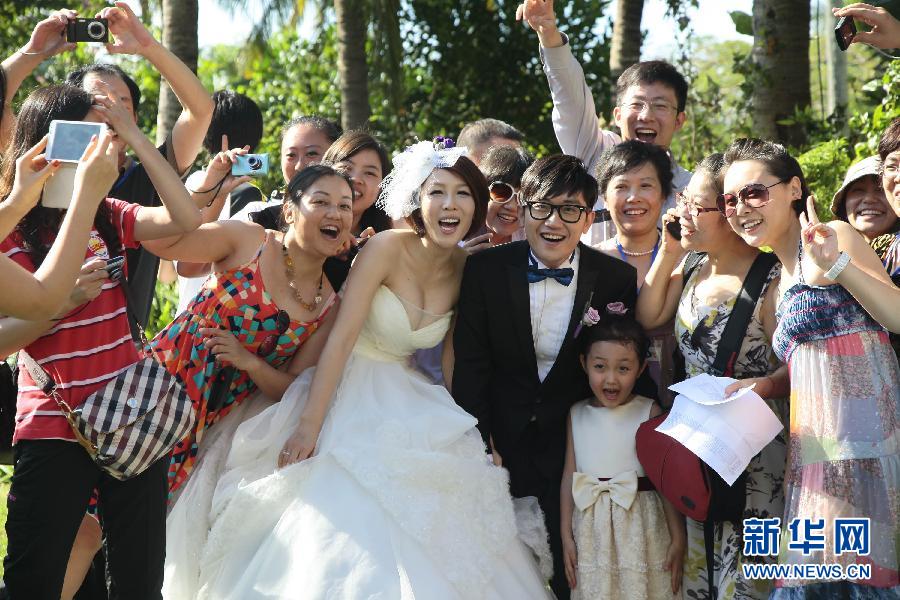 Jin Zhiwen, a constant of TV show "the voice of China", gets married in Sanya on Nov. 21 2012. (Xinhua)