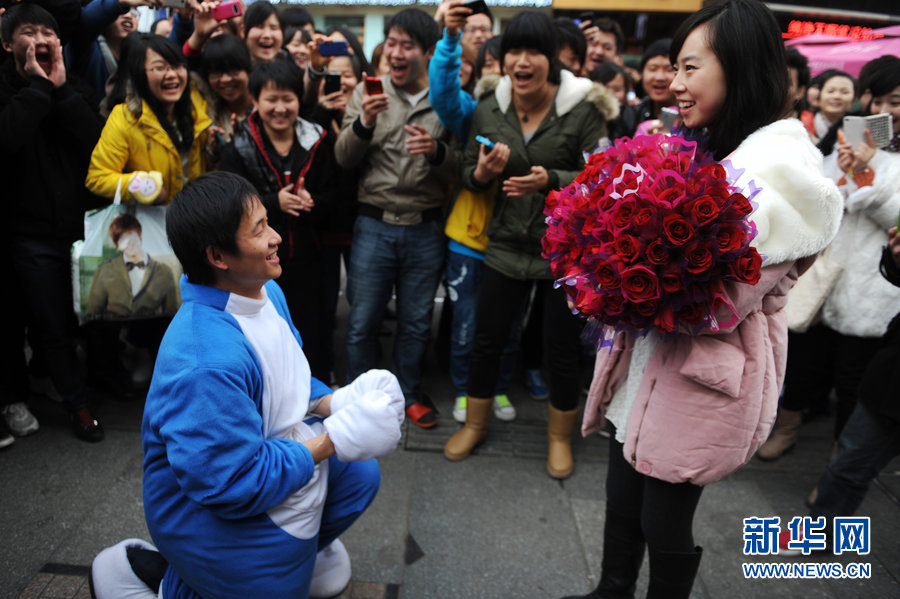 A proposal is made in Changsha's most prosperous commercial street, Dec. 6, 2012. (Xinhua)