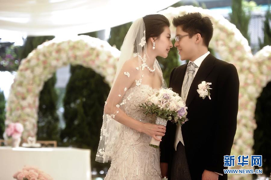 Retired four-time Olympic diving champion Guo Jingjing (L) and Kenneth Fok Kai-kong, the grandson of Hong Kong late billionaire tycoon Henry Fok Ying-tung, pose during their wedding ceremony in Hong Kong, south China, Nov. 11, 2012. (Xinhua)