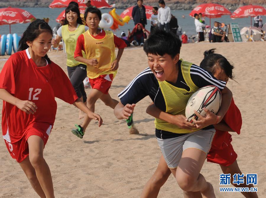 Athletes in the photo are chasing the ball during 7th Women's Beach Rugby in Qingdao, Shandong province. (Xinhua Photo)