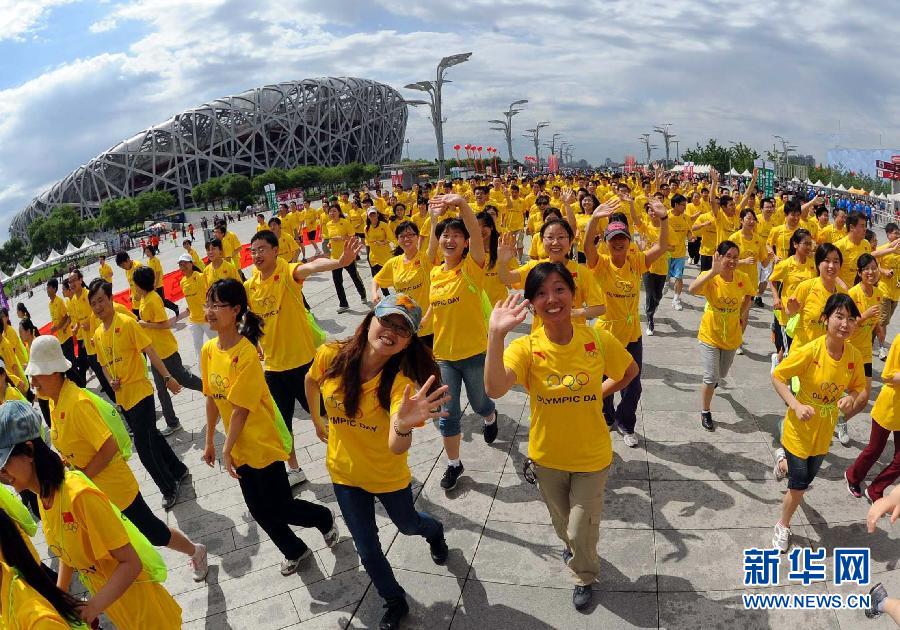 People take part in long-distance running in Beijing Olympic Park.(Xinhua Photo)
