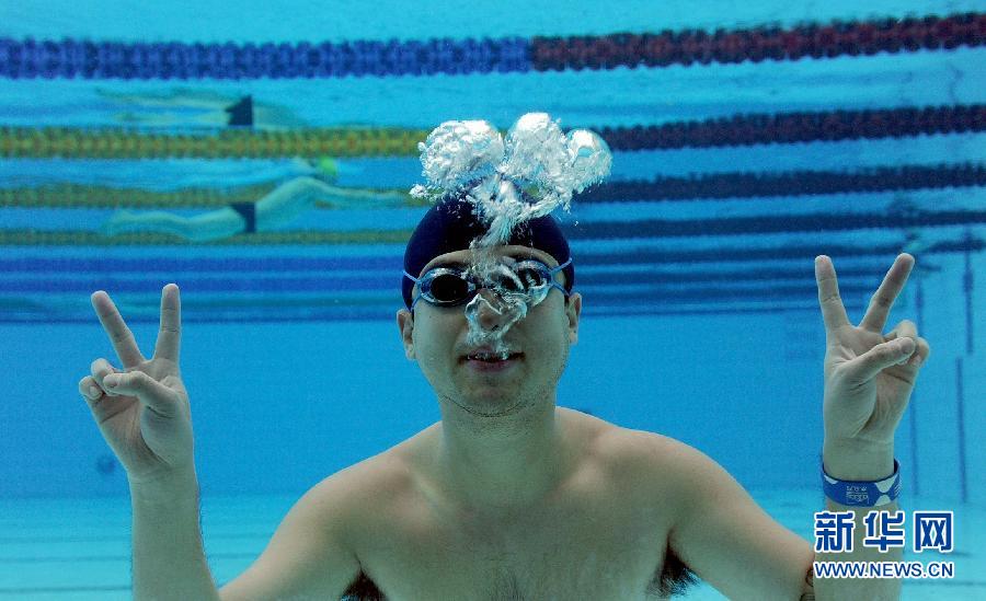 Su Zhe, a swimming lover from Beijing under the water in the swimming pool of the Water Cube. (Xinhua Photo)