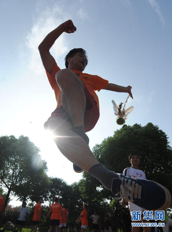 A man perfoms kicking shuttle cock in Wuhan. (Xinhua Photo)