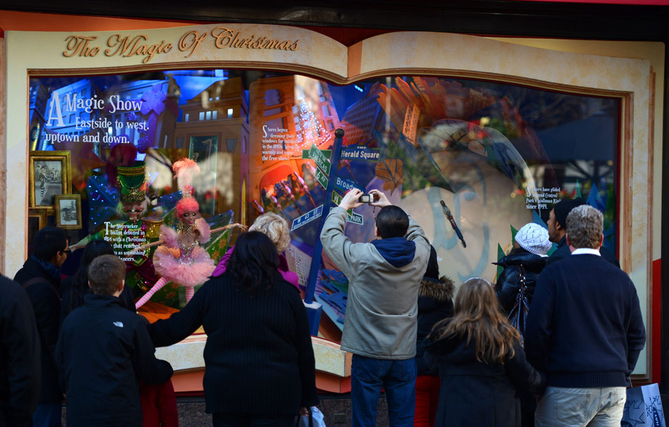 Tourists stop in front of the Christmas window of Macy's in Manhattan, New York, U.S. Dec. 13, 2012.(Xinhua/Wang Lei)