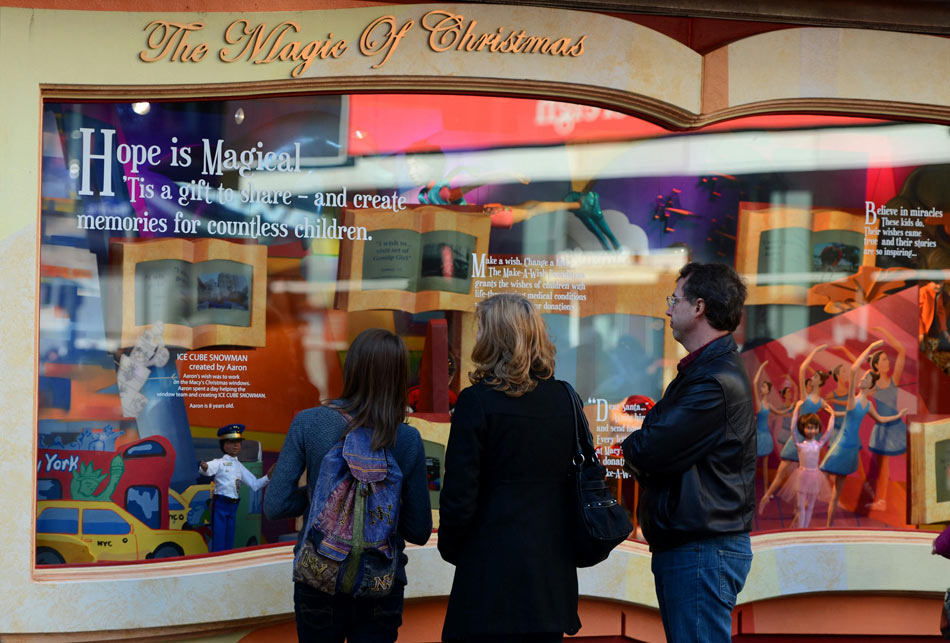 Tourists enjoy the Christmas window of Macy's in Manhattan, New York, U.S. Dec. 13, 2012.(Xinhua/Wang Lei)