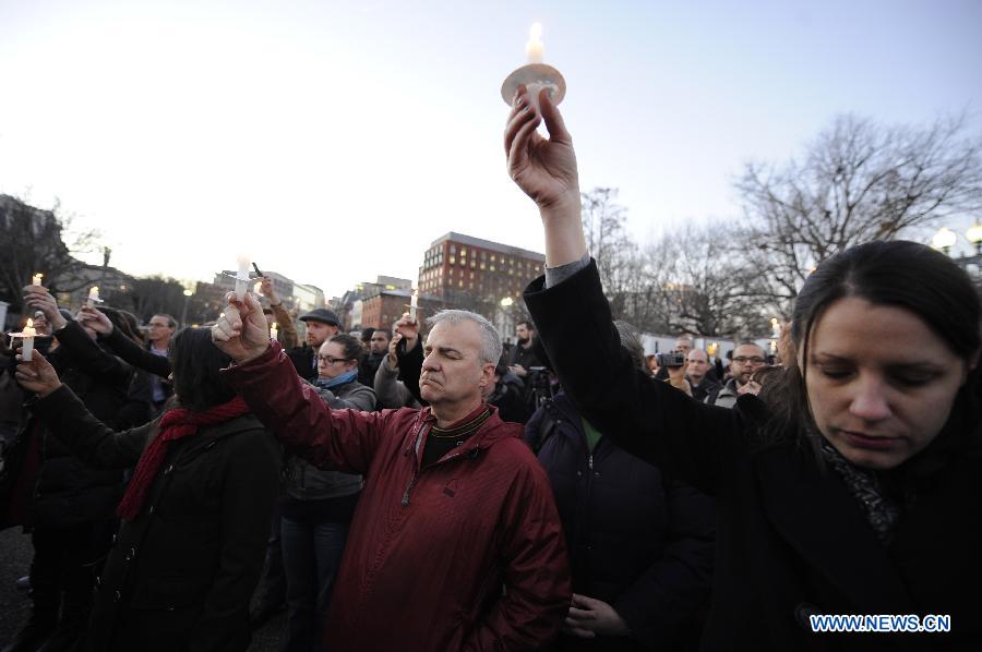 Supporters of gun control legislation hold candles during a rally to pay respect for the shooting victims in front of the White House in Washington, capital of the United States, Dec. 14, 2012, following a deadly shooting spree in an elementary school in Newtown, Connecticut, which took place earlier in the day. (Xinhua/Zhang Jun) 