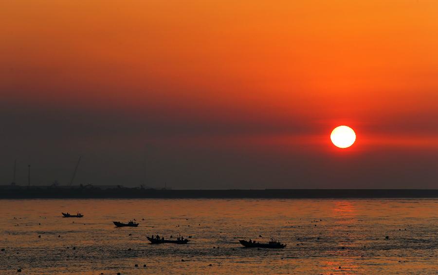 Photo taken on Dec. 14, 2012 shows sunset view at Tamsui District of Xinbei City, southeast China's Taiwan. (Xinhua/Xing Guangli) 