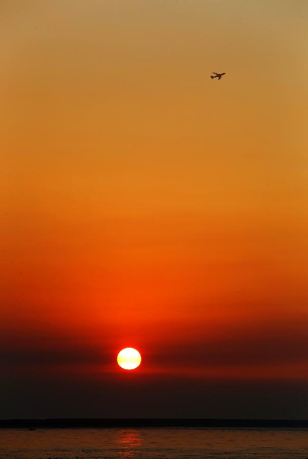 Photo taken on Dec. 14, 2012 shows sunset view at Tamsui District of Xinbei City, southeast China's Taiwan. (Xinhua/Xing Guangli) 