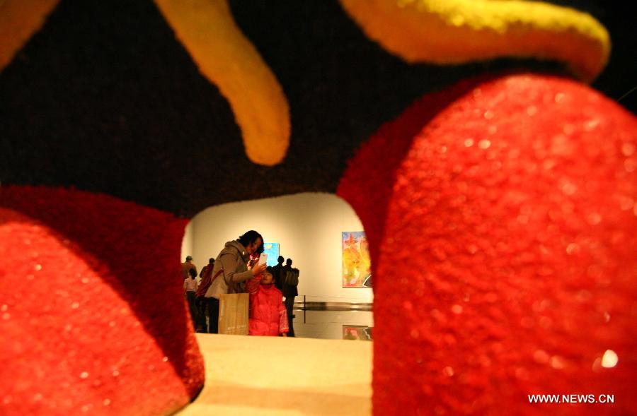 Visitors view artworks of Juan Ripolles, a well-known Spanish painter and sculptor, at his exhibition "Universe Ripolles" in the Jiangsu Provincial Art Museum in Nanjing, capital of east China's Jiangsu Province, Dec. 16, 2012. A total of 86 artworks of Juan Ripolles were displayed at the exhibition, which kicked off on Tuesday. (Xinhua) 