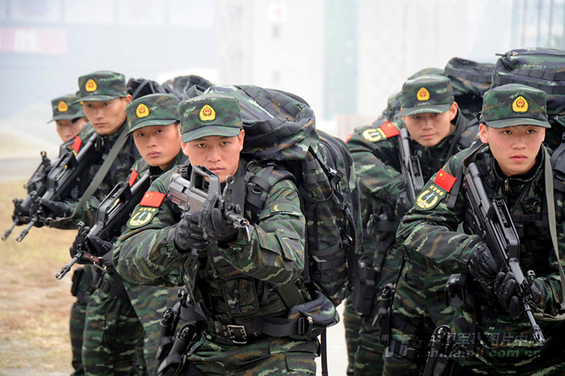 Special operation members of a detachment under the Sichuan Contingent of the Chinese People's Armed Police Force (APF) are in training in new combat uniforms. (China Military Online/)
