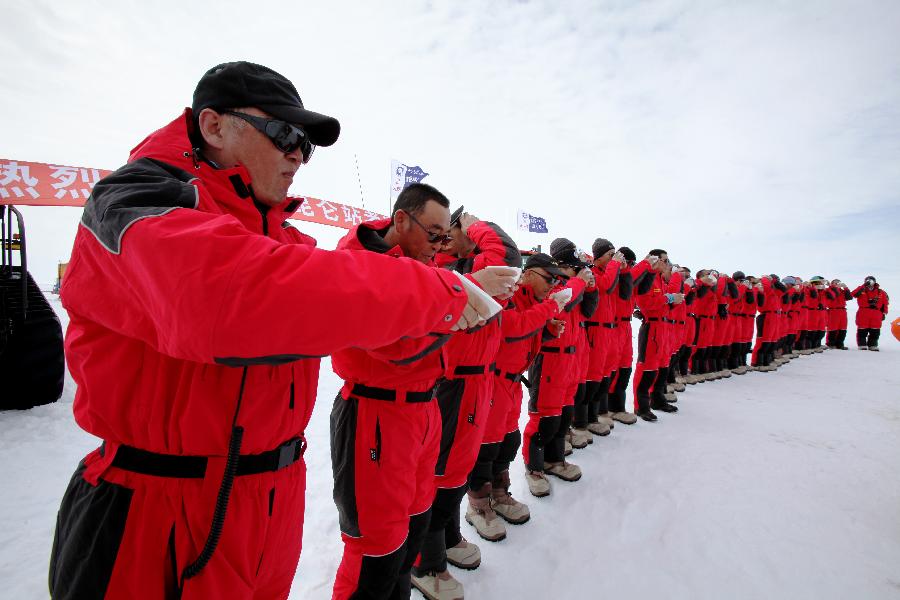 Members of Chinese Antarctic exploration team enjoy alcoholic in Antarctic on Dec. 16, 2012, before leaving for China's Kunlun station. The journey is the country's 29th scientific expedition to Antarctica. (Xinhua/Xu Wei)
