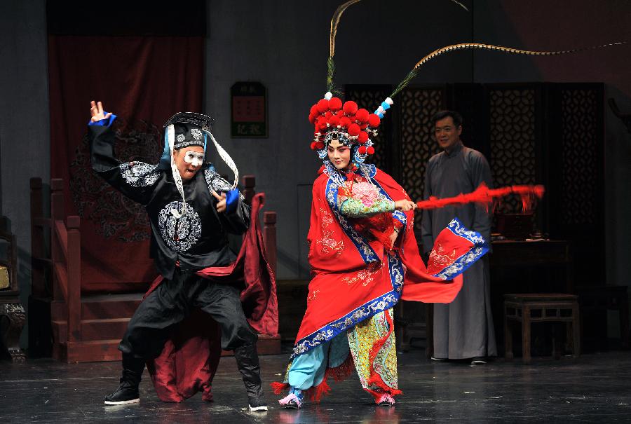 Actors preform during the rehearsal of the drama Return on a Snowy Night at National Center for the Performing Arts in Beijing, capital of China, Dec. 14, 2012.(Xinhua/Li Yan)