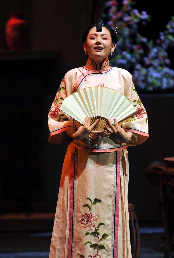 Leading actress Cheng Lisha preforms during the rehearsal of the drama Return on a Snowy Night at National Center for the Performing Arts in Beijing, capital of China, Dec. 14, 2012. Return on a Snowy Night.(Xinhua/Li Yan) 