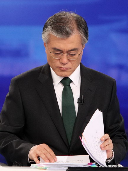 South Korea's presidential candidate Moon Jae-in of the Democratic United Party prepares for the third and final round of presidential television debate in Seoul, South Korea, Dec. 16, 2012. The presidential election will take place on Dec. 19. (Xinhua/Park Jin-hee)