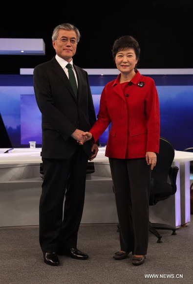 South Korea's presidential candidates Park Geun-hye (R) of the ruling Saenuri Party shakes hands with Moon Jae-in of the Democratic United Party before the third and final round of presidential television debate in Seoul, South Korea, Dec. 16, 2012. The presidential election will take place on Dec. 19. (Xinhua/Park Jin-hee) 