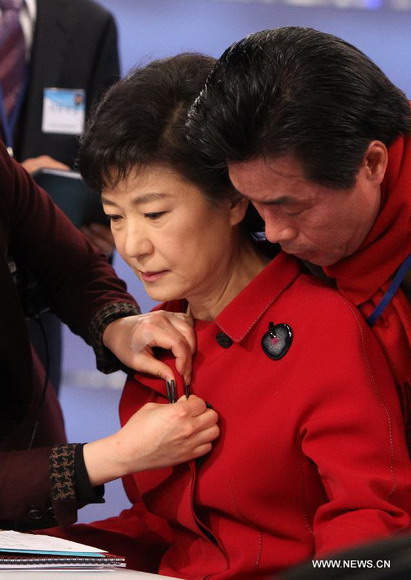 South Korea's presidential candidate Park Geun-hye prepares for the third and final round of presidential television debate in Seoul, South Korea, Dec. 16, 2012. The presidential election will take place on Dec. 19. (Xinhua/Park Jin-hee) 