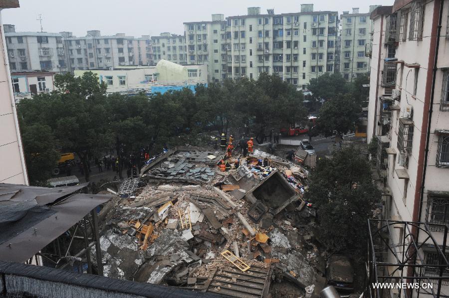 Rescuers search for residents trapped in a collapsed residential building in Ningbo, east China's Zhejiang Province, Dec. 16, 2012. The Five-story residential building collapsed around Sunday noon. The number of casualties is unknown. (Xinhua)