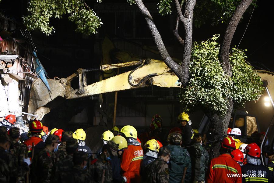 Rescuers search for residents trapped in a collapsed residential building in Ningbo, east China's Zhejiang Province, Dec. 16, 2012. The Five-story residential building collapsed around Sunday noon. The number of casualties is unknown. (Xinhua/Cui Xinyu)