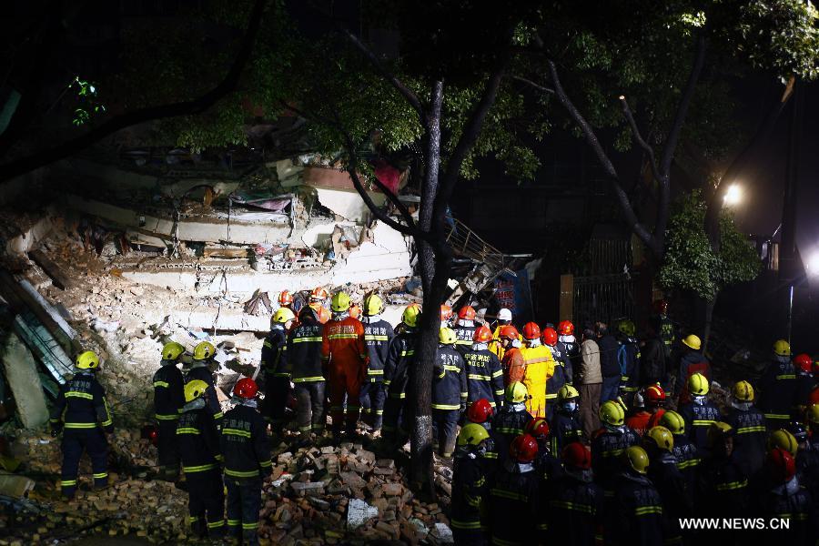 Rescuers search for residents trapped in a collapsed residential building in Ningbo, east China's Zhejiang Province, Dec. 16, 2012. The Five-story residential building collapsed around Sunday noon. The number of casualties is unknown. (Xinhua)