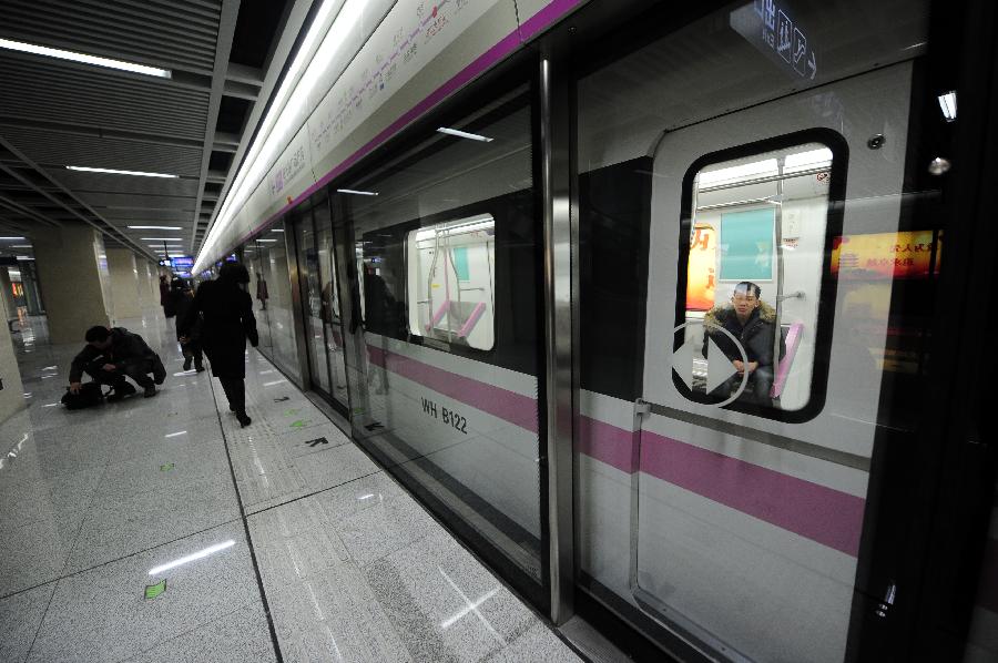 A train of Wuhan Subway Line No.2 pulls in at a station in Wuhan, capital of central China's Hubei Province, Dec. 14, 2012. Subway Line No.2 is the first subway line of the city, also the first subway line across the Yangtze River. The construction of the project started in 2006. It is expected to be put into trial operation on Dec. 28. (Xinhua/Hao Tongqian)