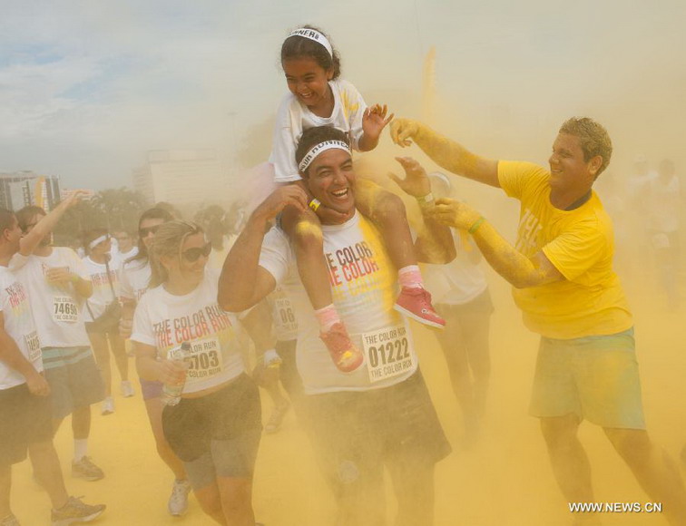 People participate in the Color Run race in Rio de Janeiro, Brazil, Dec. 16, 2012. (Xinhua/Weng Xinyang)  