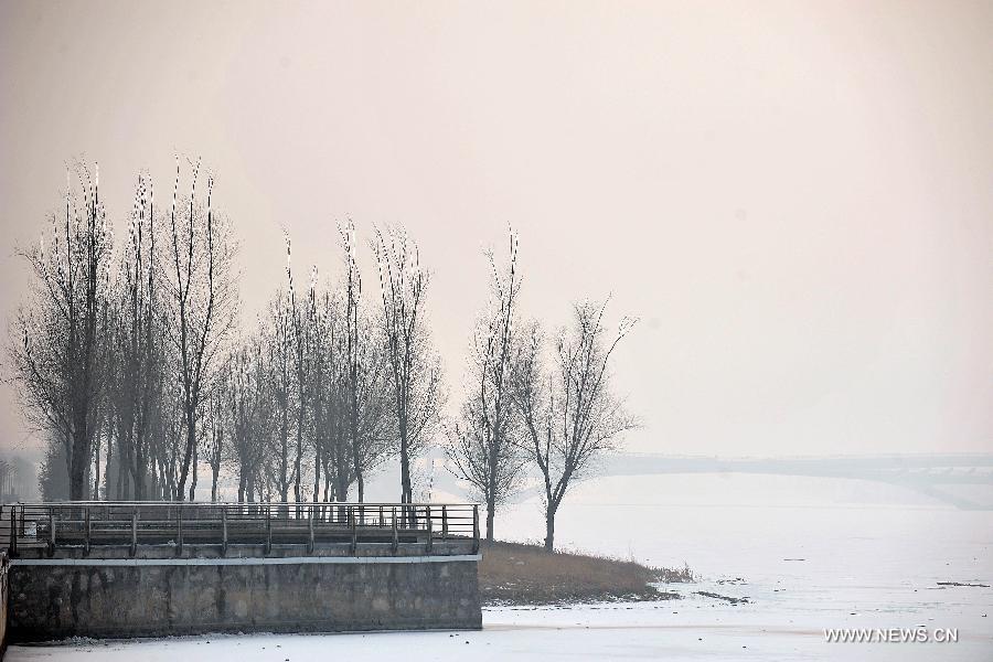 Photo taken on Dec. 16, 2012 shows the fog-enveloped Fenhe River in Taiyuan, capital of north China's Shanxi Province. A heavy fog hit Shanxi on Sunday. (Xinhua/Zhan Yan)