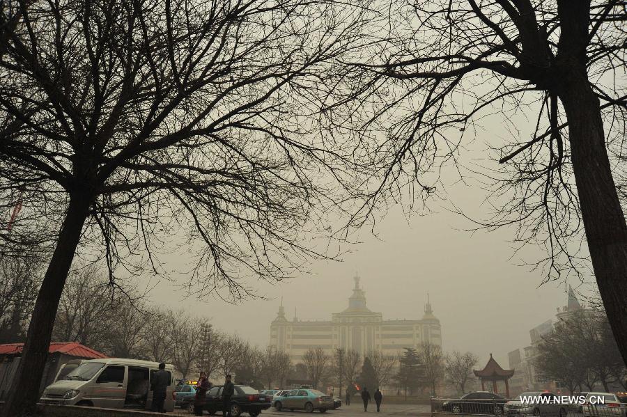 Photo taken on Dec. 16, 2012 shows the fog-enveloped Houma Railway Station in Houma City of Linfen, north China's Shanxi Province . A heavy fog hit Shanxi on Sunday. (Xinhua/Gao Xinsheng)  