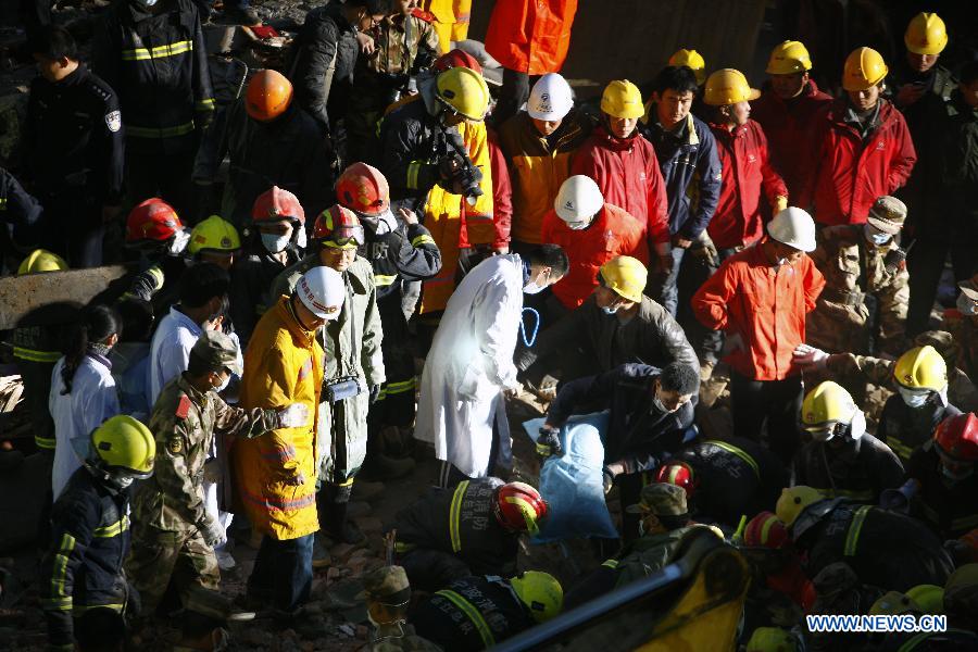 Building collapse in E China kills one, another pulled out  (3)