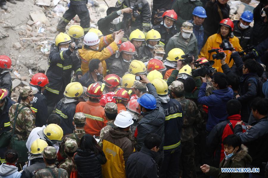 Building collapse in E China kills one, another pulled out  (4)