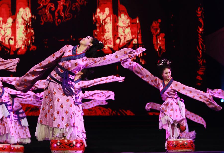 Students of Beijing Dance Academy perform a traditional Chinese dance during the "Youthful Vigor" art show in Tsinghua University in Beijing, capital of China, Dec. 14, 2012. (Xinhua/Wu Xiaoling) 