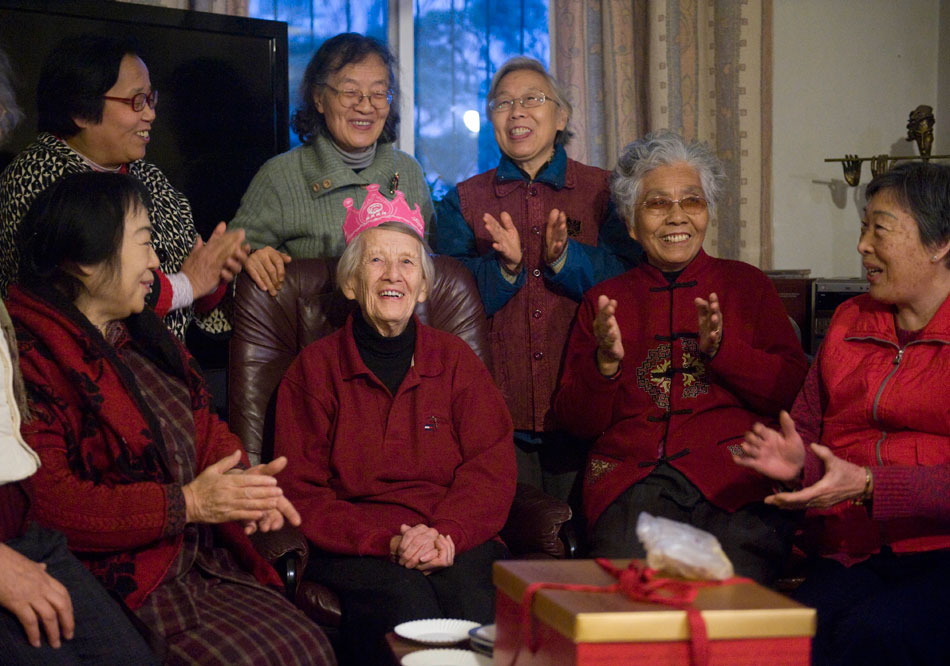 Isabel Crook (C) celebrates her 97th birthday with her friends and students on Dec. 15, 2012. (Photo/Xinhua)