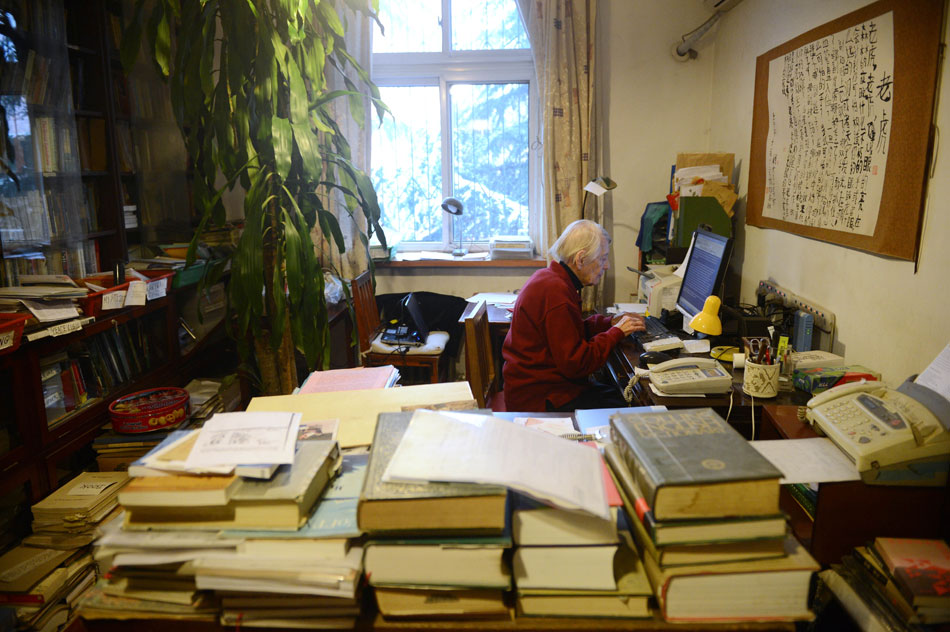 The photo taken on Dec. 14, 2012, shows Isabel Crook writing on computer at home. (Photo/Xinhua)  