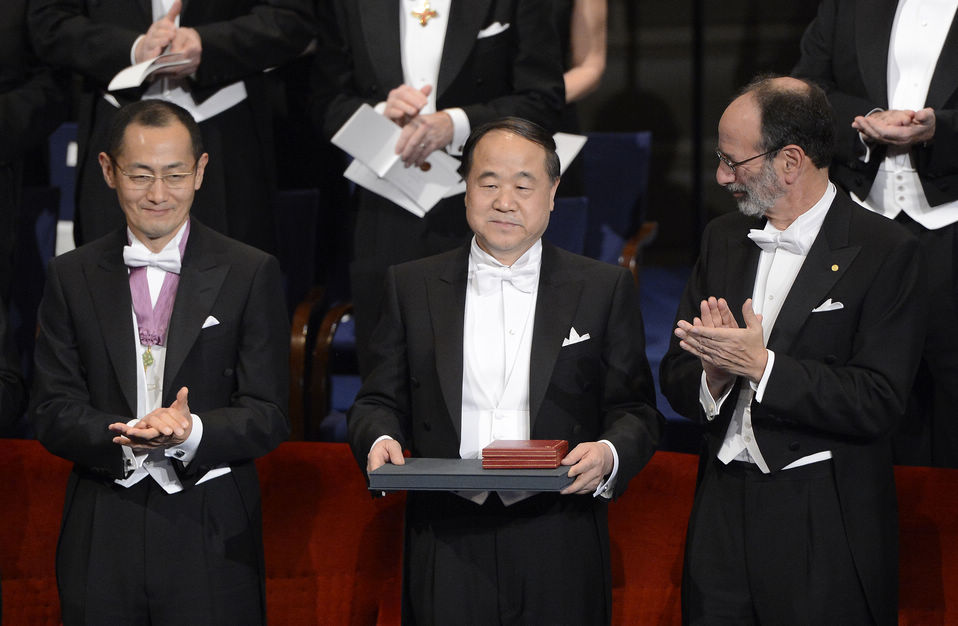 Chinese writer Mo Yan (C) receives Nobel Prize in Literature at the 2012 Nobel Prize ceremony in Stockholm, Sweden, Dec. 10, 2012. (Xinhua/Wu Wei)